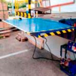 2. Ponte di carico meccanico: fornisce una connessione tra il cancello del magazzino e il pavimento del camion.
2. Ponte di carico meccanico: fornisce una connessione tra il cancello del magazzino e il pavimento del camion.