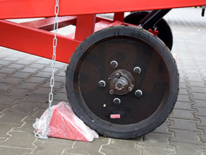 3) Arresto delle ruote (freno) fissa la rampa dal movimento mentre il caricatore sta lavorando su di esso. Fornito nel kit.
